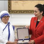 Osmani dekoron shtatë personalitete me medaljen për humanizëm “Nënë Tereza”
